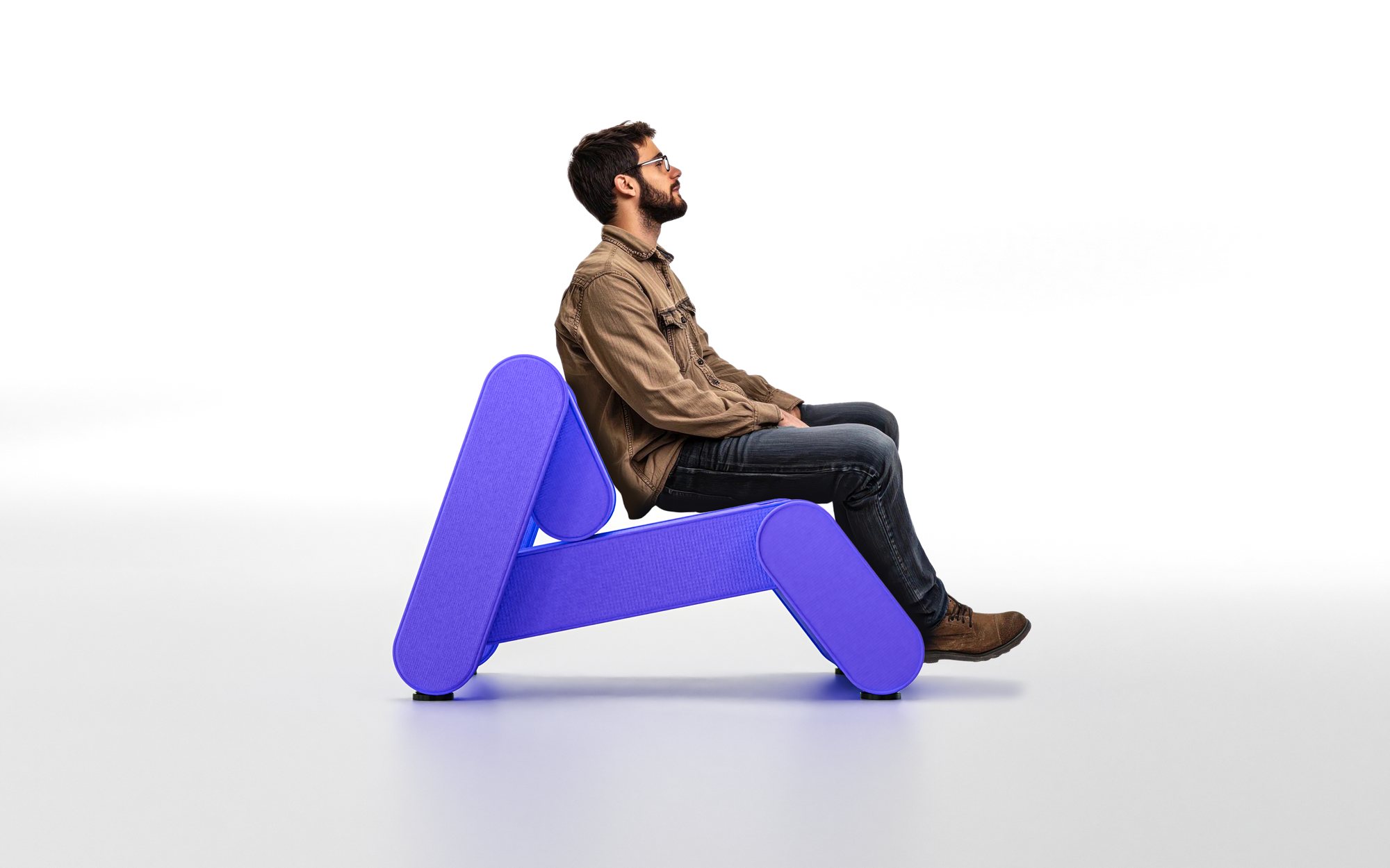 Man sitting on a violet Rotonda Slim